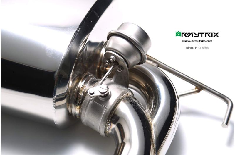 Système d'échappement Armytrix Valvetronic : tube avant + tube intermédiaire + tube en Y + silencieux Valvetronic + kit de télécommande sans fil + quatre embouts chromés argentés pour BMW F10 535i (2010-2017)
